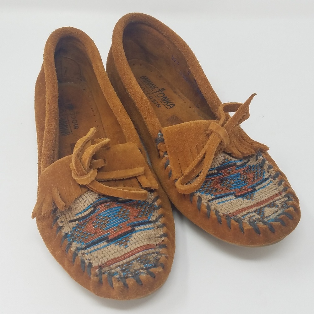 Minnetonka women 7 Kilty suede fabric moccasin